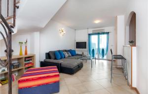 Televízia a/alebo spoločenská miestnosť v ubytovaní Two-Bedroom Holiday Home In Volme