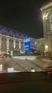 布加勒斯特Victoriei54YOU的前面有蓝色标志的大建筑