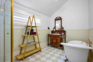 Un baño con bañera blanca, lavabo y bañera. en Bowen Street Family Retreat with Pool, en Melbourne 19 fotos más