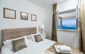 プリグラディサにあるHoliday Home Blato Prigradicaの窓のある白いベッドのある寝室