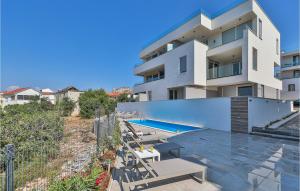 Un edificio con piscina enfrente. en Lovely Apartment In Okrug Gornji, en Trogir 18 fotos más