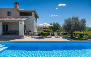une piscine devant une maison dans l'établissement Villa Pietra, à Poreč