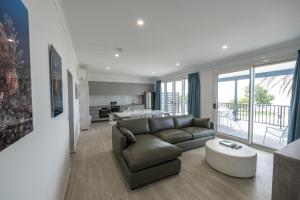 un salon avec un canapé et une table dans l'établissement Ningaloo Coral Bay – Bayview, à Coral Bay