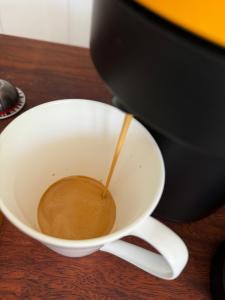 Utensilios para hacer té y café en The Lamu Suite