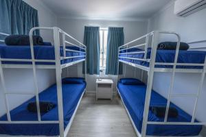 Cette chambre comprend 2 lits superposés avec des draps bleus. dans l'établissement Ningaloo Coral Bay – Bayview, à Coral Bay 37 autres photos