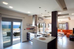 ラクハニアにあるOuranos Villaのキッチン、海の景色を望むリビングルーム