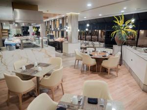 Area soggiorno di MS Milenium Monterrey Curio Collection by Hilton