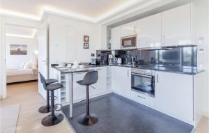 Una cocina con gabinetes blancos y una mesa y sillas. en Sky Suite Eden, en Binz 39 fotos más