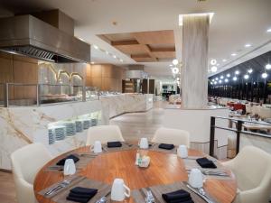 Ristorante o altro punto ristoro di MS Milenium Monterrey Curio Collection by Hilton