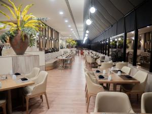 Ristorante o altro punto ristoro di MS Milenium Monterrey Curio Collection by Hilton