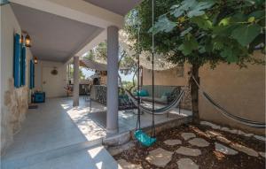 Patio alebo iná vonkajšia časť ubytovania Four-Bedroom Holiday Home In Zdrelac