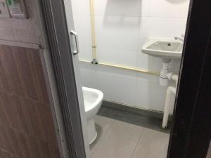 Bilik mandi di Ajit guest house