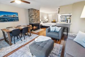 Mountain Crest 3 Studio Near Slopes And Shuttle Bus WiFi Gated Parking في سنوشو: غرفة معيشة مع أريكة وطاولة ومدفأة