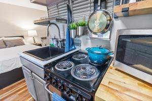 Mountain Crest 3 Studio Near Slopes And Shuttle Bus WiFi Gated Parking في سنوشو: مطبخ مع موقد ومغسلة وسرير