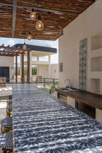 Μια τηλεόραση ή/και κέντρο ψυχαγωγίας στο Santal Tulum Condo Hotel By Marea