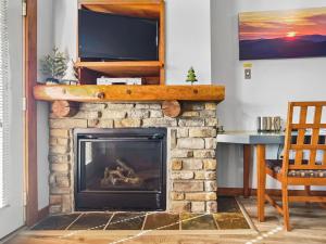 Μια τηλεόραση ή/και κέντρο ψυχαγωγίας στο Highland House 420 Stylish Studio in the Village Hot Tub WiFi