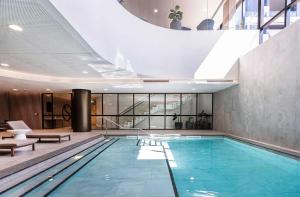 格伦韦弗利Heart of Glen Waverley Pool Gym Parking的带有游泳池的建筑物内的游泳池