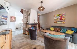 a living room with a couch and a fireplace at Stunning Home In Bassan With Wifi in Bassan