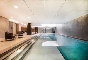 格伦韦弗利Heart of Glen Waverley Pool Gym Parking的酒店大堂的游泳池,设有游泳池
