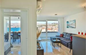 una sala de estar con un sofá y una mesa en Lovely Apartment In Okrug Gornji, en Trogir
