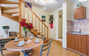 Dapur atau dapur kecil di 1 Bedroom Stunning Apartment In Rovinj +12 gambar