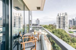 Un balcon sau o terasă la Coventry Classic Southbank Retreat w Pool Spa