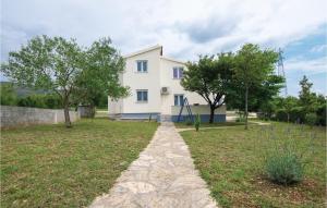 Vonkajšia záhrada v ubytovaní Two-Bedroom Holiday Home In Krusevo