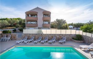 Bazén v ubytovaní Holiday Home Ivusini Xiv V alebo v jeho blízkosti