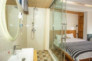 Postel nebo postele na pokoji v ubytování Dali Jishi Hotel