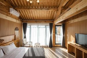 Postel nebo postele na pokoji v ubytování Dali Jishi Hotel