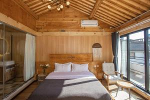 Postel nebo postele na pokoji v ubytování Dali Jishi Hotel