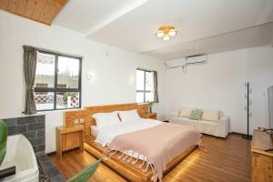 Postel nebo postele na pokoji v ubytování Dali Jishi Hotel