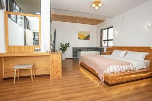Postel nebo postele na pokoji v ubytování Dali Jishi Hotel