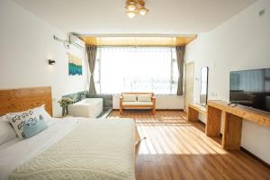 Postel nebo postele na pokoji v ubytování Dali Jishi Hotel