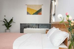 Postel nebo postele na pokoji v ubytování Dali Jishi Hotel