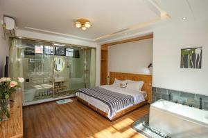 Postel nebo postele na pokoji v ubytování Dali Jishi Hotel