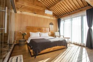 Postel nebo postele na pokoji v ubytování Dali Jishi Hotel
