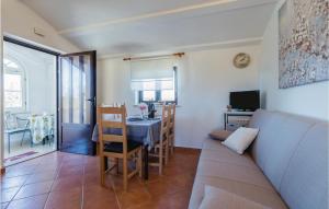 een woonkamer met een tafel en een bank bij Apartment Pazin 10 in Katun Lindarski +16 foto's