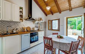 Η κουζίνα ή μικρή κουζίνα στο 2 Bedroom Awesome Home In Orebic