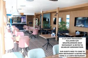 Телевизор и/или развлекательный центр в Mavi Restaurant & Apartments 2