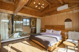 Postel nebo postele na pokoji v ubytování Dali Jishi Hotel