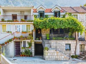 StoneBliss Holiday Home في توسيبي: منزل قديم امامه درج