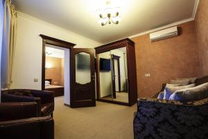 un soggiorno con divano e specchio di Hotel 39 a Lviv