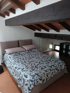 Un dormitorio con una cama con un edredón blanco y negro. en CORSO DEI CORSI, en Parma 12 fotos más