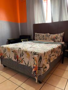 Ένα ή περισσότερα κρεβάτια σε δωμάτιο στο Good Time Guest House