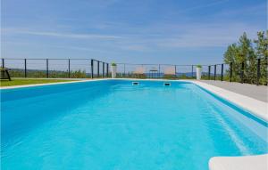 Bazén v ubytování Awesome Home In Sutivan nebo v jeho okolí