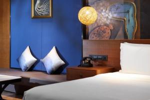 Postel nebo postele na pokoji v ubytování Hisilk Artwork Center Fliport Coso Hotel