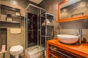 Koupelna v ubytování Duplex en cave voutée au coeur de Douai + 27 fotografií