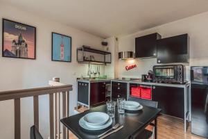 Kuchyň nebo kuchyňský kout v ubytování Duplex en cave voutée au coeur de Douai