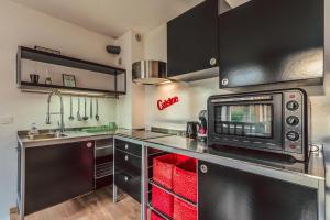 Kuchyň nebo kuchyňský kout v ubytování Duplex en cave voutée au coeur de Douai